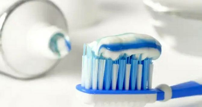 Для чего смекалистые хозяйки замораживают зубную пасту: неожиданная польза