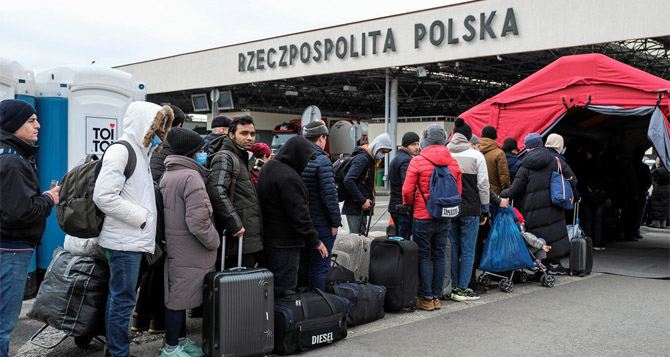 Срочно: Украинских беженцев не пускают в Польшу