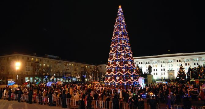 В Луганске начали установку главной новогодней елки 2023 — ВИДЕО
