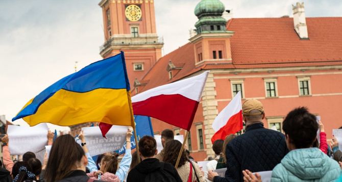 Украинцы лишатся статуса беженца в Польше: депутаты уже приняли важное решение — что нужно знать