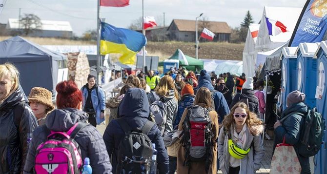 Украинским беженцам в Польше массово отменяют статус временной защиты: в чем причина