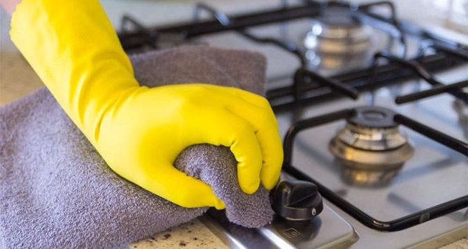 После новогодних приготовлений: как быстро и легко помыть загрязненную плиту