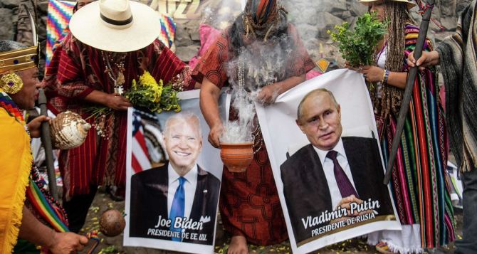 Окончание конфликта на Украине предсказали шаманы в Перу: провели ритуал с фото Путина и Зеленского