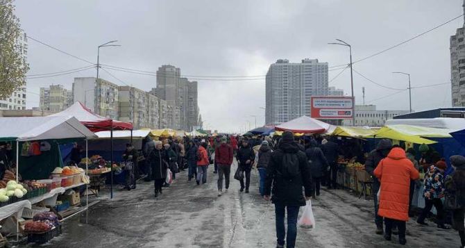 В Киеве открылись ярмарки, где можно недорого купить продукты