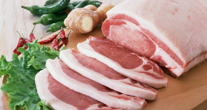 Супермаркеты подняли цены на свинину и сало. Что случилось