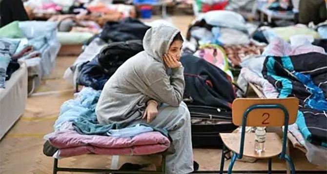 Украинским беженцам во Франции на первое время будут выдавать карты с деньгами