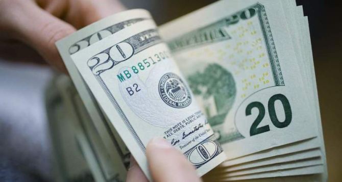 Доллары со странными отметками появились в Украине: поменять их потом невозможно. Как они выглядят. ФОТО