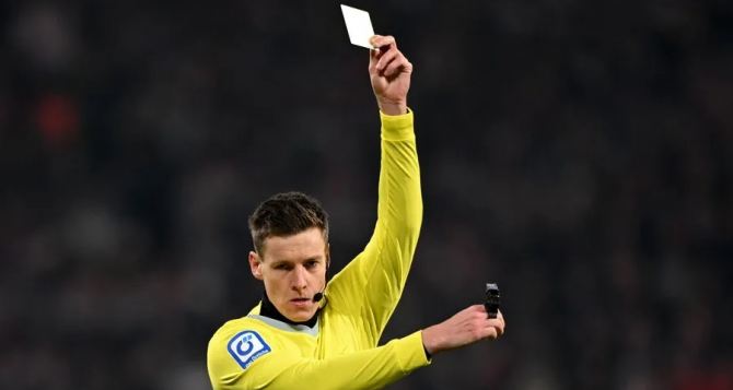 Впервые в мире на футбольном матче арбитр показал белую карточку. Что она значит?