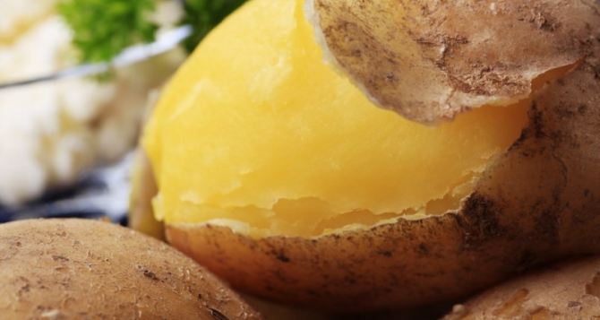 Как очистить вареный картофель за несколько секунд? Лайфхак — проще простого!