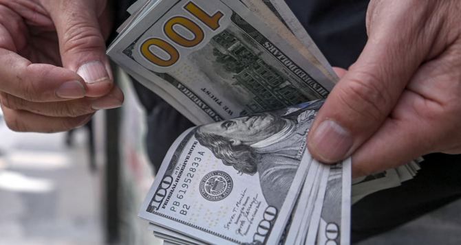 Украинцы скупают доллар: купля за январь побила все рекорды