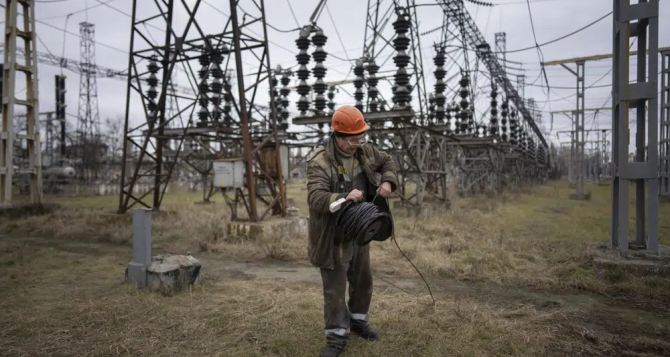 В Одессе без электричества остаются полмиллиона абонентов. Критическую инфраструктуру уже подключили