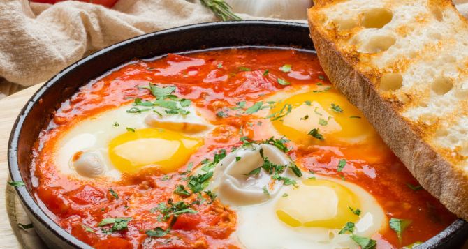 Сегодня — еврейский завтрак:  шакшуша с томатами и хрустящими тостами
