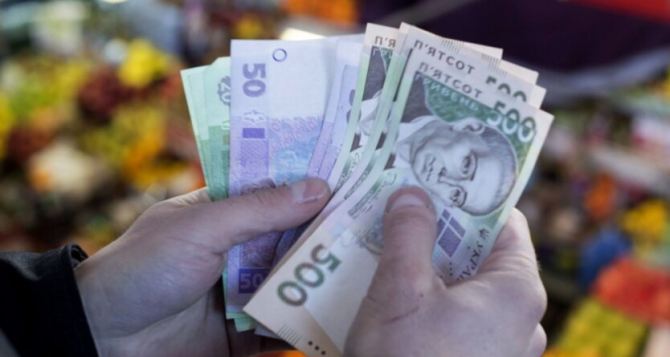 Приватбанк начинает выплаты финансовой помощи по 2220 грн