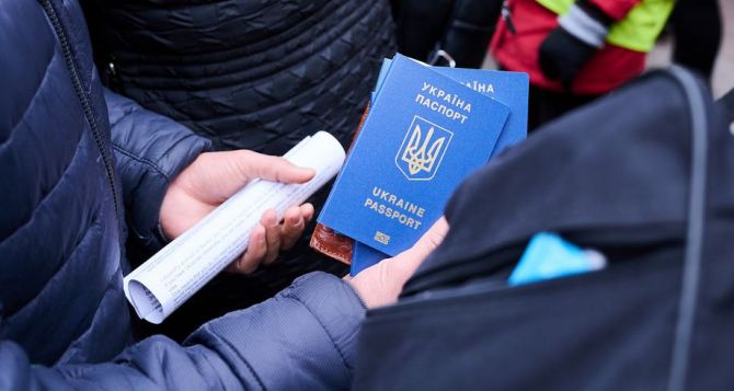С помощью мобильного приложения украинцев выехавших за границу берут на учет