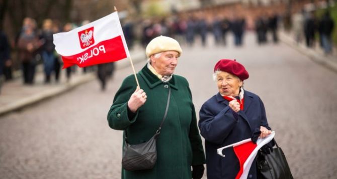 Украинские пенсионеры получили право оформить пенсию в Польше: какие документы нужны