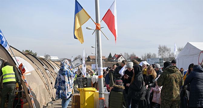 С сегодняшнего дня украинские беженцы в Польше будут платить за проживание