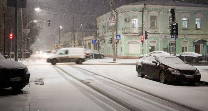 В Киеве идет ледяной снег, а также ударила молния с громом.