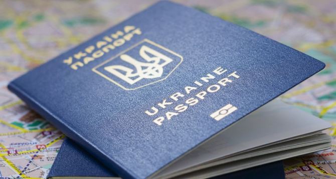 Одна из стран может отменить упрощенный визовый режим для украинцев: в чем причина