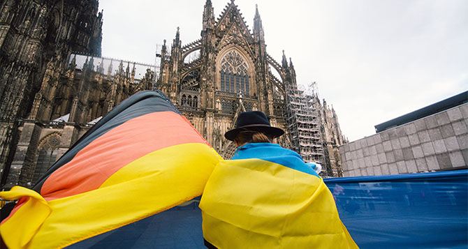 Власти Германии не собираются ограничивать прием украинских беженцев