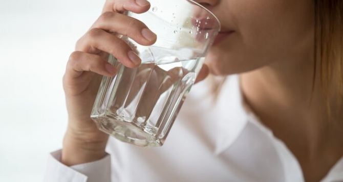 Какую воду нельзя пить во время еды: врачи поставили точку в этом вопросе