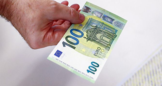 Евро продолжает рекордно подниматься в цене: курс валют на 21 марта