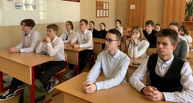 Со школы сразу в армию или ЗАГС: в Украине собрались ввести дополнительный учебный год