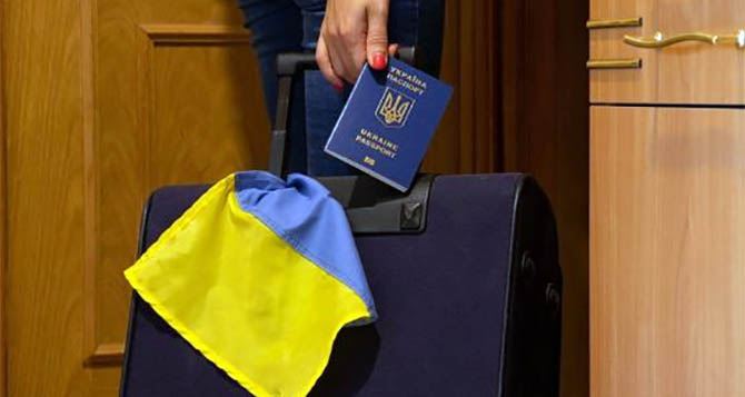 Как украинцам, находящимся за границей, сохранить заработанные деньги?