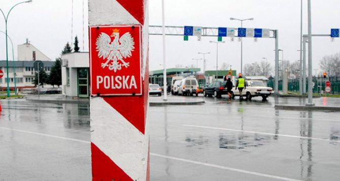 Граждане Украины массово возвращаются домой из Польши: на границе очереди и ажиотаж