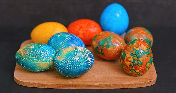 Яркие и красивые яйца на Пасху: 3 простых способа окрашивания, которые гарантированно удивят результатом