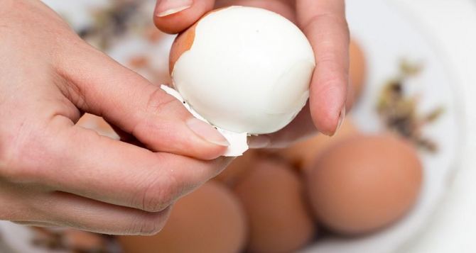 Почистить яйцо за пять секунд: оказывается, мы все делали неправильно