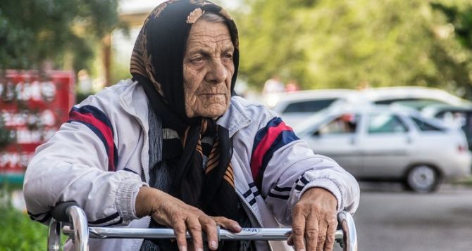 Зеленский подписал закон о пенсиях на неподконтрольных территориях