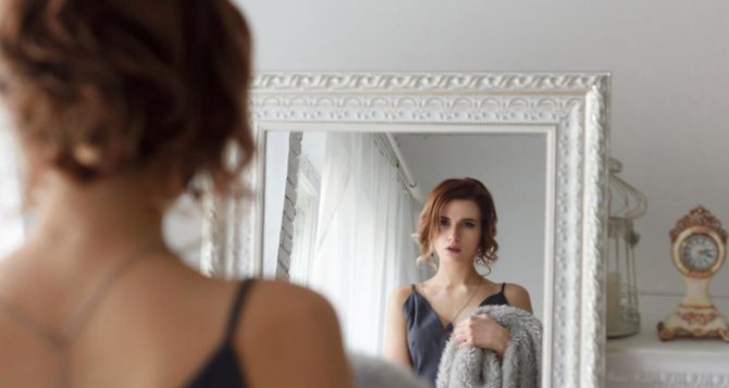 Почему нельзя ставить зеркало в спальне: народные приметы и научное объяснение