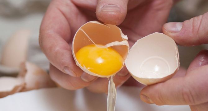 Почему хозяйкам не советуют разбивать яйца о край посуды: опасные последствия