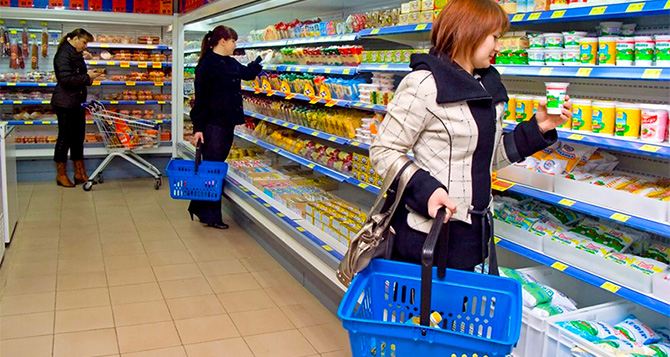 Украинцам на радость, снова подешевели продукты: актуальные цены