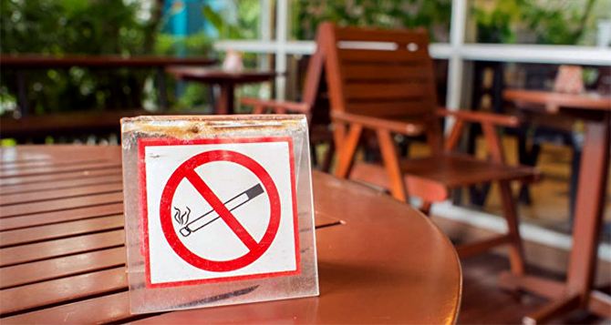 Курильщики, аж закашлялись: кафе и рестораны снова будут штрафовать за курение