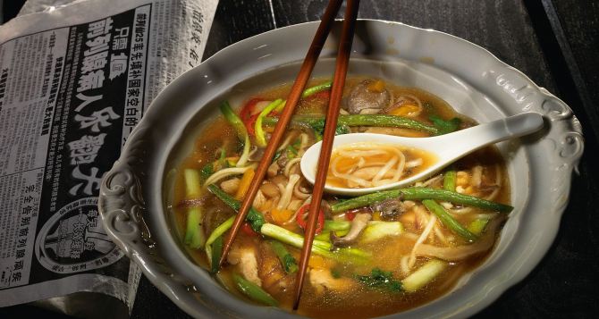 Что будет, если часто употреблять в пищу азиатские супы. Диетолог рассказал всю правду