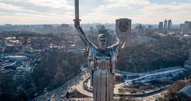 В Киеве начались работы по замене герба СССР на Родине-матери