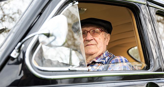 Кому 65 лет и больше: водителей начнут лишать прав из-за возраста