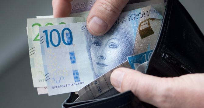 Швеция, на зависть шведам, повышает вдвое зарплаты украинцам
