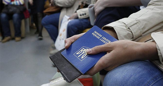 С сегодняшнего дня украинцам упростили оформление загранпаспортов для детей