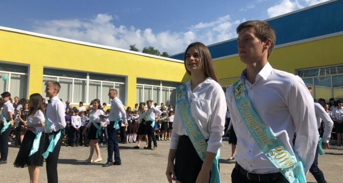 Украинским школам определили дату последнего звонка.
