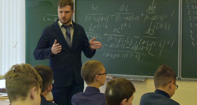 Сколько зарабатывают учителя в Украине