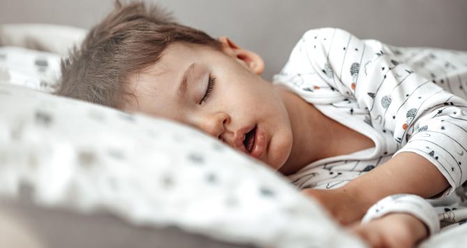 Для чего хорошие родители кладут ножницы под матрас кровати своего ребенка