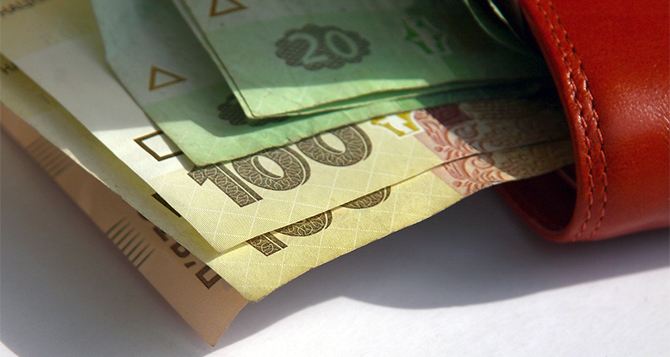 Выплаты в 1200 и 2200 гривен: украинцы продолжают получать финпомощь — кто именно