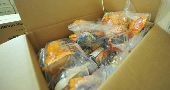 Луганским переселенцам отправляют гуманитарную помощь по почте и выдают продуктовые наборы
