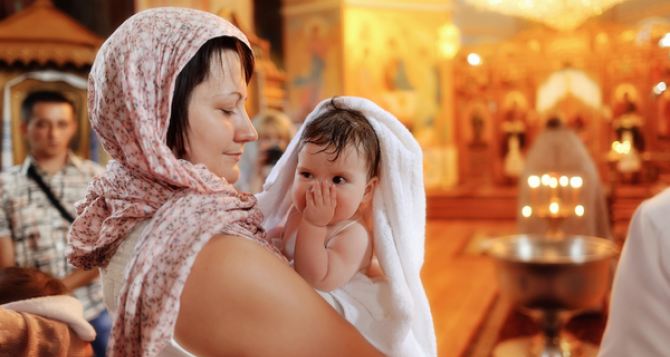 Почему женщинам нельзя быть на крещении своих детей. Священник рассказал правду