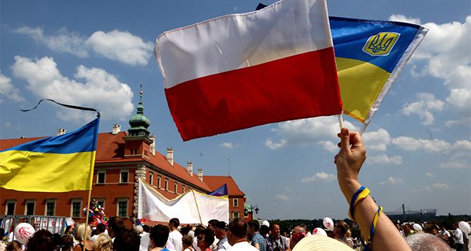 Украинцы могут еще побыть в Польше: названа конечную дату пребывания