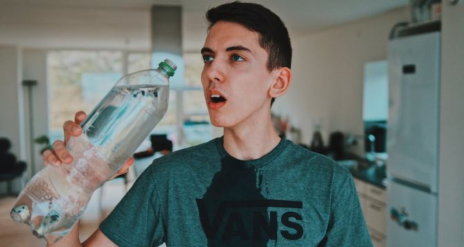 Обязательно ли выпивать ежедневно два литра воды? Ученый поставил точку в этом споре