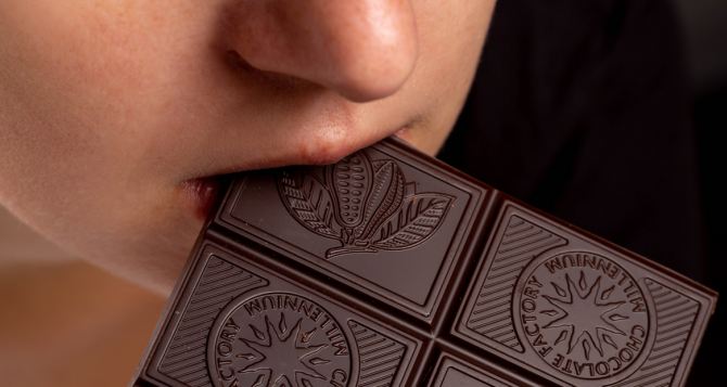 Когда женщине просто необходимо съесть шоколадку. Многие об этом даже не догадываются: