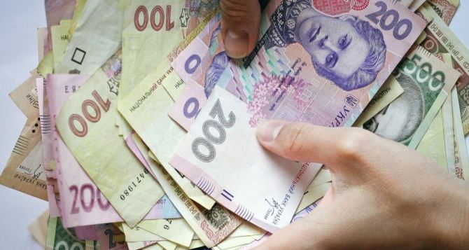 Гражданам Украины выплатят по 2200 гривен на каждого члена семьи: как оформить помощь